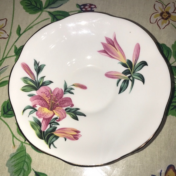 Bone China Saucer with floral design - Picture 1 of 7